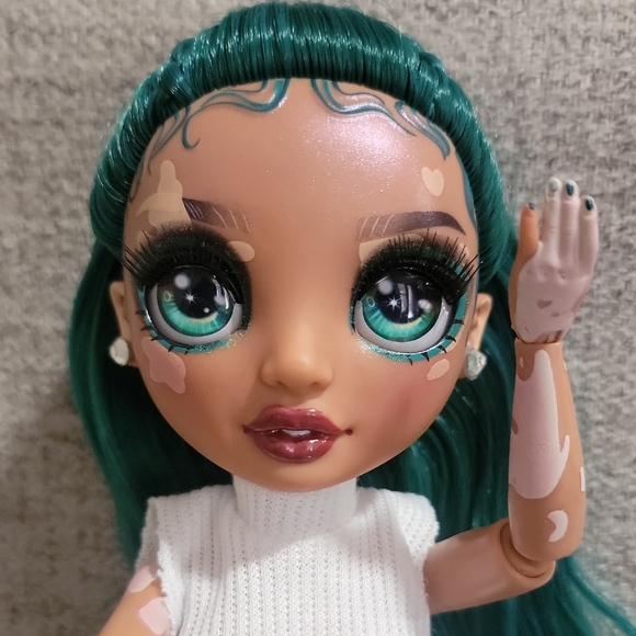 Rare Jewel Richie Rainbow High Emerald Green, Vitiligo Doll. - Picture 6 of 6